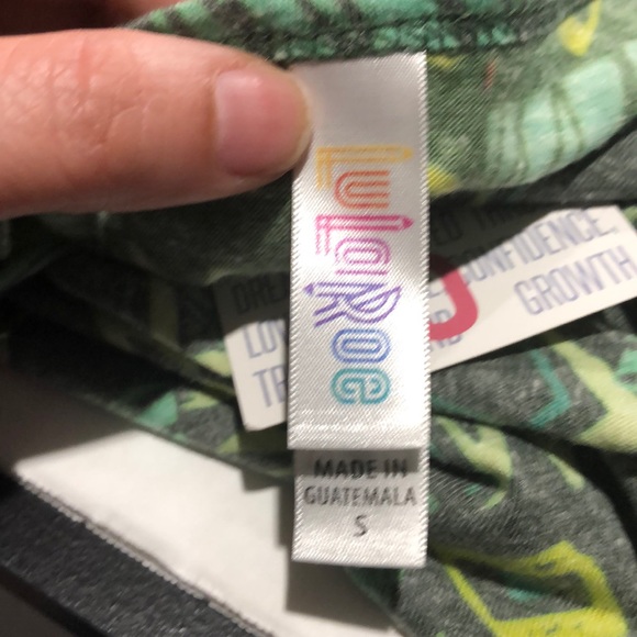 NWT LuLaRoe green print Classic T size small - Picture 8 of 9